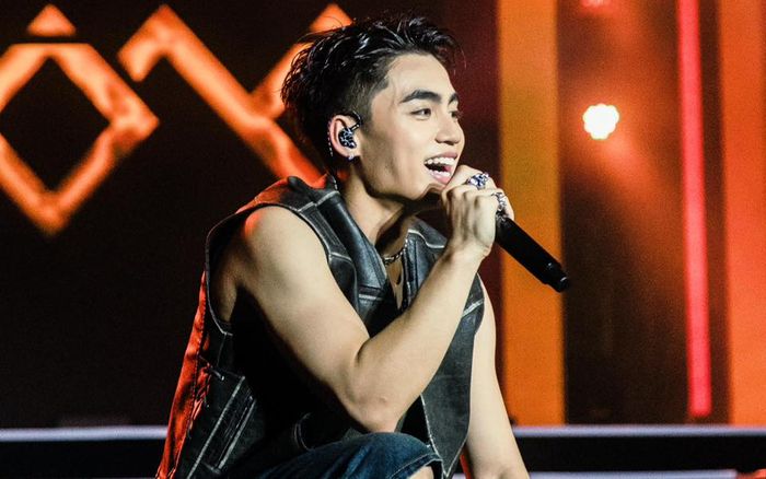 MONO đẫm mồ hôi sau khi biểu diễn, không quên làm một việc với fan khi ra về