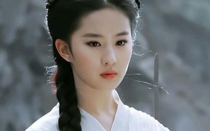 Một nữ diễn viên nhận mưa gạch đá vì tự nhận đẹp hơn Lưu Diệc Phi