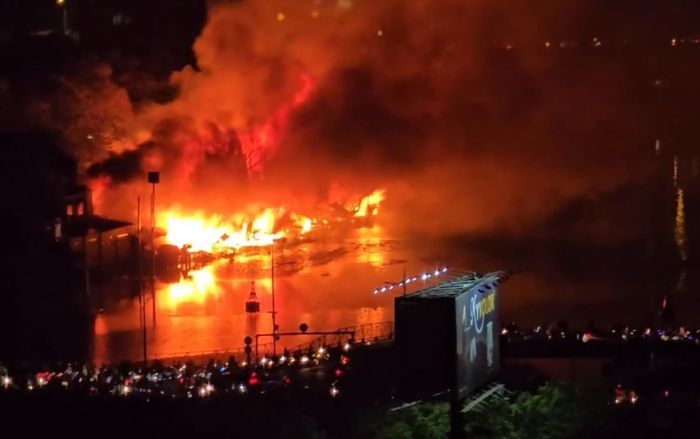 TP. HCM: Cháy lớn dãy nhà ven kênh ở quận 8, nhiều căn nhà bị thiêu rụi