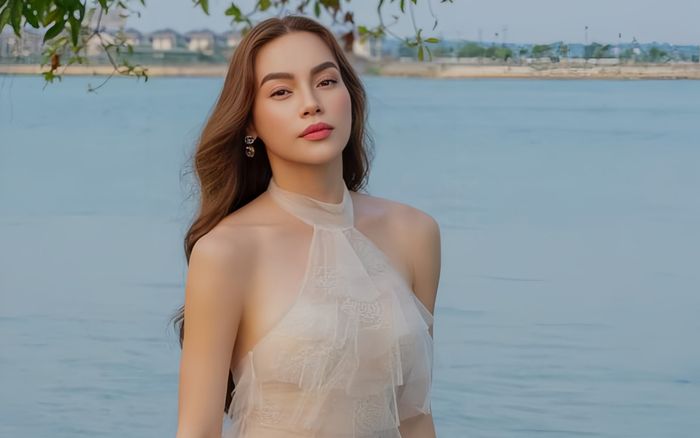 Hồ Ngọc Hà 'hở bạo' từ thảm đỏ đến đời thường