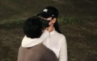 Nam diễn viên bị bạn gái đuổi khỏi nhà sau khi lộ clip ngoại tình ngoài công viên