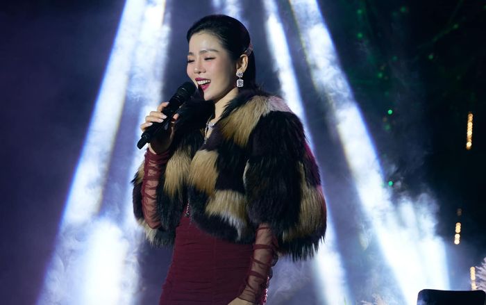 Đang hát mà khán giả liên tục xin chụp hình, Lệ Quyên xử lý ra sao?