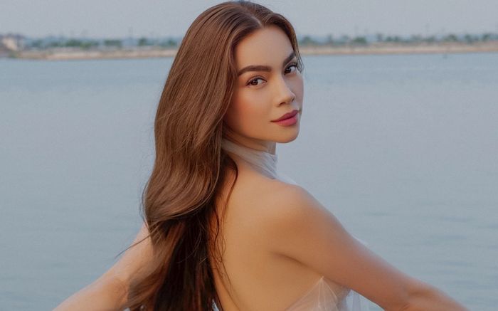 Đang diễn sung thì nhìn thấy fan nhí, Hồ Ngọc Hà phản ứng bất ngờ