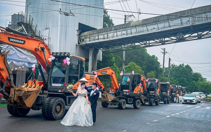 Đi rước dâu với dàn phương tiện 'khủng', chú rể khiến nhà gái ngỡ ngàng, bố vợ cũng giật mình
