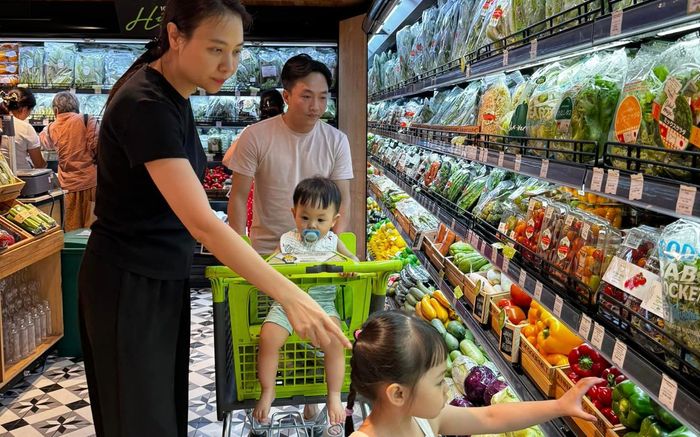 Cường Đô La đưa gia đình đi mua sắm, hốt hoảng vì hành động của con trai út