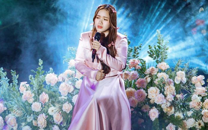 Thùy Chi gặp sự cố trên sân khấu, gây thổn thức khi tái hiện nhạc phim 'Bước nhảy xì tin'