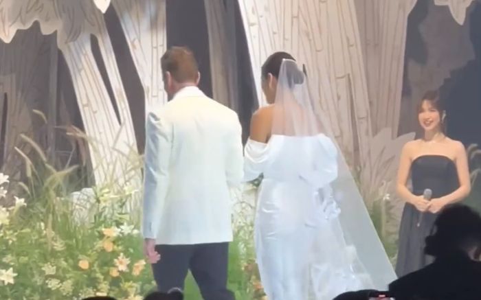 Khoảnh khắc Hoà Minzy nhìn Minh Tú hạnh phúc trong ngày cưới