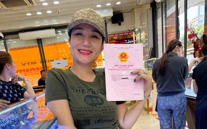 Cát Tường tậu thêm bất động sản, tay đeo hột xoàn vẫn than 'khổ'