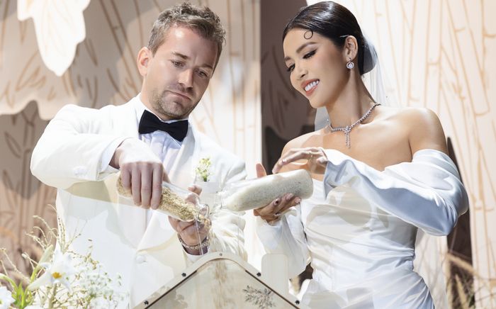 Minh Tú bật khóc khi khui phong bì mừng cưới, lý do khiến nhiều người đồng cảm