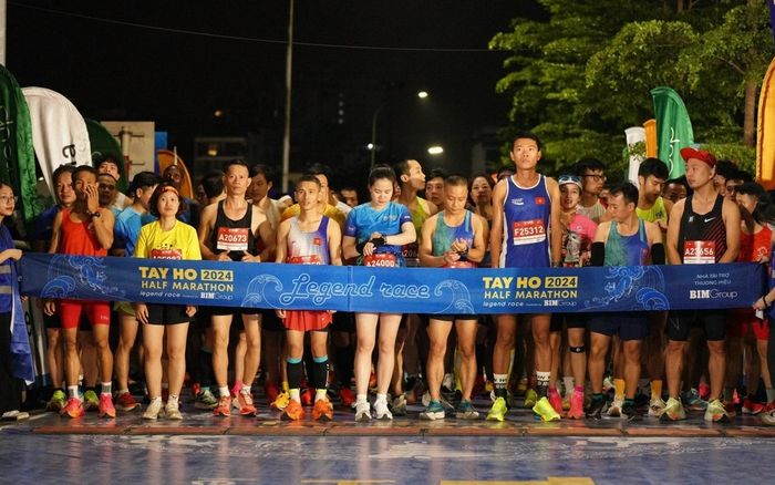 Nam thanh niên ngã gục trước vạch đích giải chạy bộ Tây Hồ, tiên lượng xấu