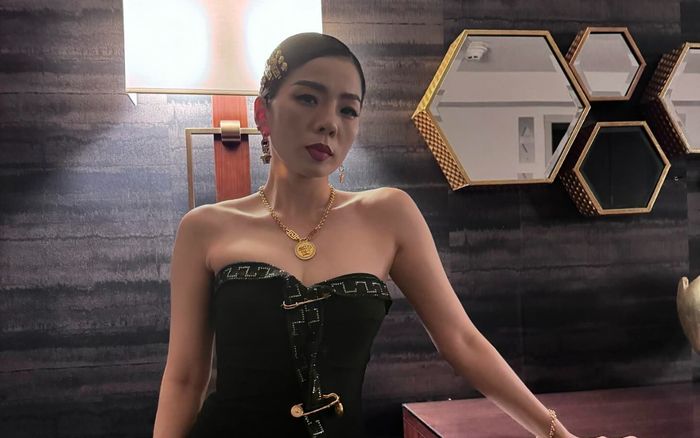 Lệ Quyên khoe vẻ đẹp gợi cảm với váy cúp ngực