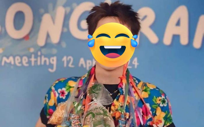 Nam ca sĩ Việt được fan tặng nem chả khi hát ở nước ngoài, thái độ gây chú ý