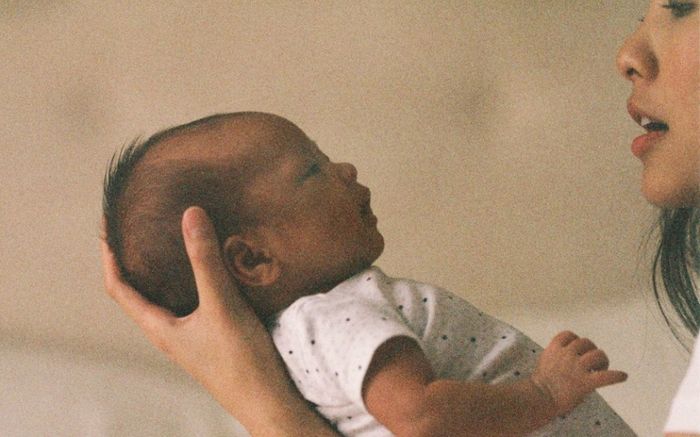 Hà Tăng khoe cận mặt quý tử trong ngày đặc biệt
