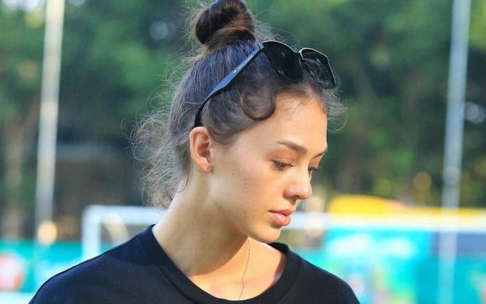 Vợ Tây của Bùi Tiến Dũng để mặt mộc gây chú ý tại sân bóng