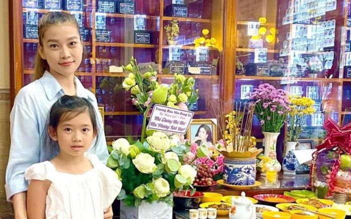 Con gái Mai Phương lên chùa thắp hương cho mẹ trong ngày giỗ
