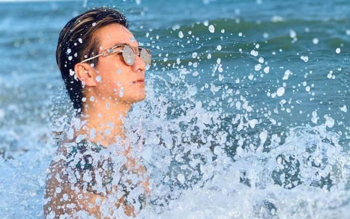 Đàm Vĩnh Hưng khoe body cuồn cuộn, quyết tâm tập lên múi ở tuổi 52