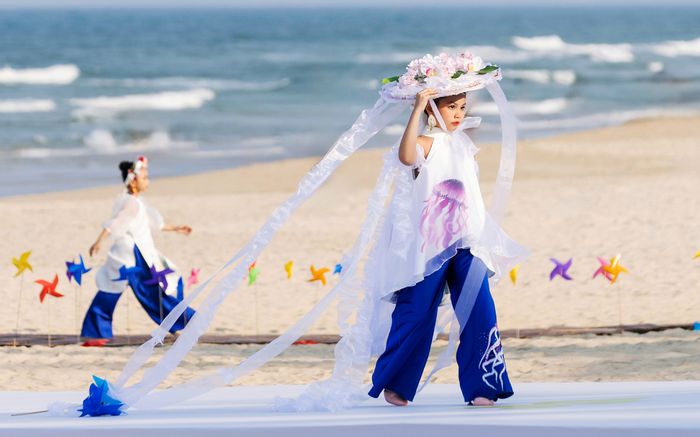 Xúc động những bức tranh của trẻ em khuyết tật được mang lên sàn diễn thời trang