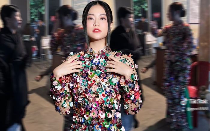 Hoàng Thùy Linh lộ bụng to khi trò chuyện với đàn chị Mỹ Linh