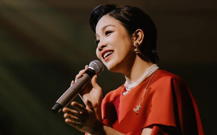 Được khán giả GenZ tặng quà đi khi diễn, diva Mỹ Linh: 'Cảm giác như hồi mới lớn đi hát'