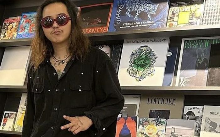 Nam ca sĩ điển trai nay gây sốc vì mái tóc dài, ăn mặc luộm thuộm khó nhận ra