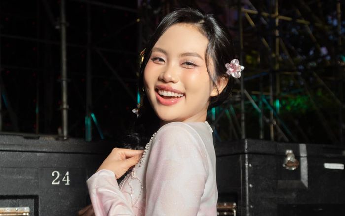 Phương Mỹ Chi quên lời khi hát trên sân khấu vì món quà của khán giả