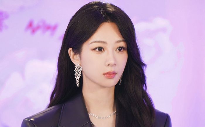 Dương Tử hôn say đắm tình trẻ giữa chốn đông người, nhìn mà quắn quéo