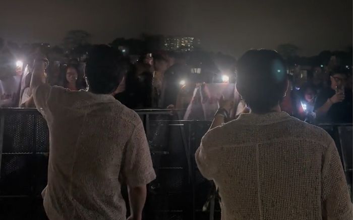 Show diễn tại Hà Nội bị hủy đột ngột vì mưa dông, một nam ca sĩ nán lại để an ủi fan