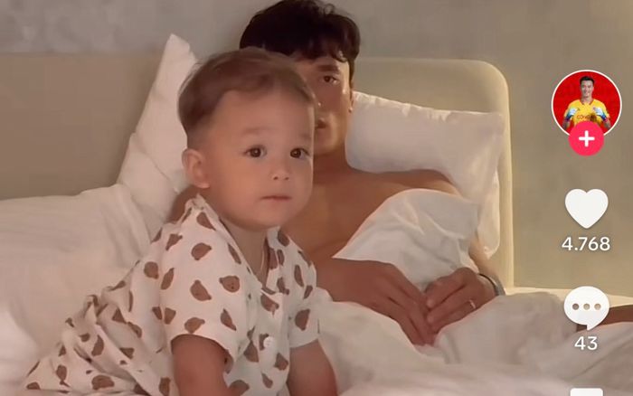 Còn nhỏ tuổi, con trai Bùi Tiến Dũng ra dáng truyền nhân tương lai của bố thủ môn