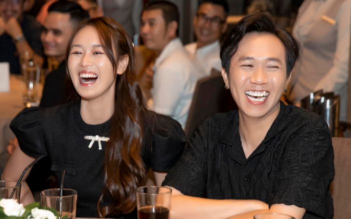 Chỉ 1 chi tiết vợ sắp cưới kém 12 tuổi của Anh Đức chứng tỏ là 'nóc nhà' quyền lực