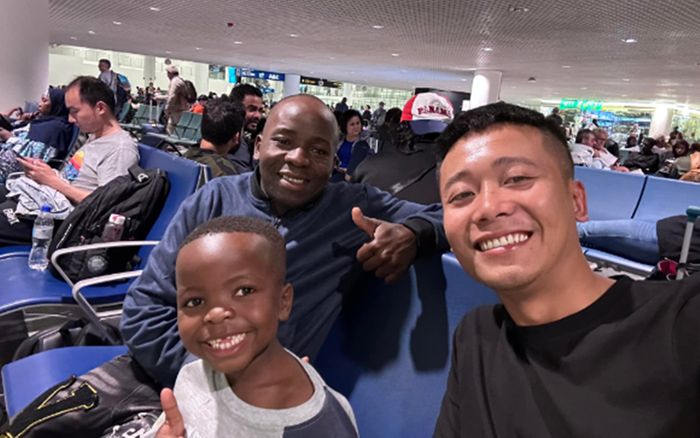 Lôi Con bắt bẻ tiếp viên hàng không vì gọi chưa chuẩn tên mình