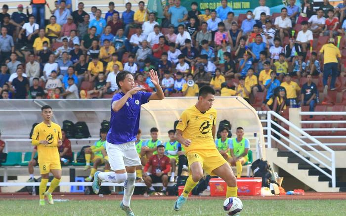 'Đội bóng nhà nghèo' Kon Tum và sân bóng đặc biệt của bóng đá Việt Nam