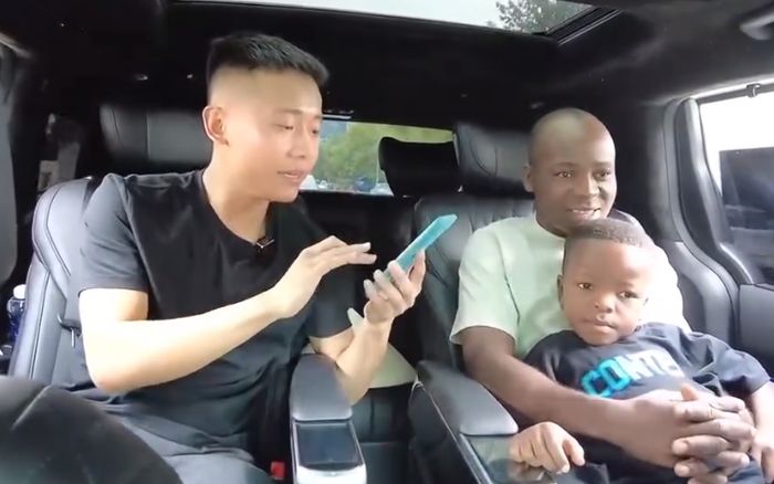 Bố con Lôi Con được Quang Linh Vlogs tặng món quà đặc biệt