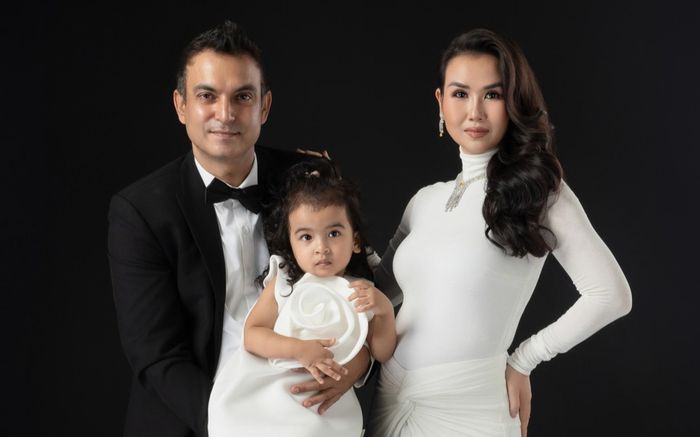 Nhóc tỳ nhà Võ Hạ Trâm 'khóc ré' khi thấy mẹ, làm việc này với em bé trong bụng