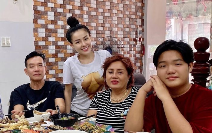 Vụ Ngân 98 đi kiện: 'Ba mẹ ở nhà sợ em bị đánh'