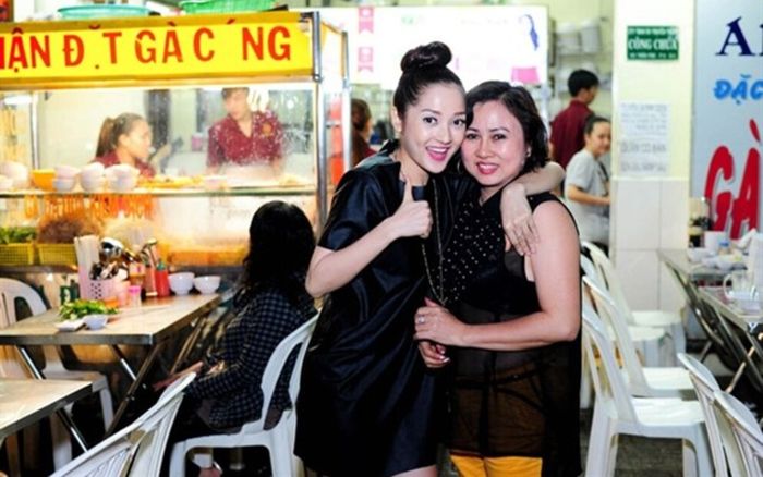 Ngoài ca hát, ít ai biết Bảo Anh còn sở hữu quán cơm gà nức tiếng với biệt danh 'nữ hoàng gà ta'