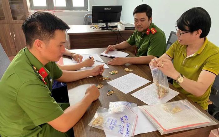 Trao trả 3,5kg vàng bị trộm cắp lại cho chủ tiệm vàng