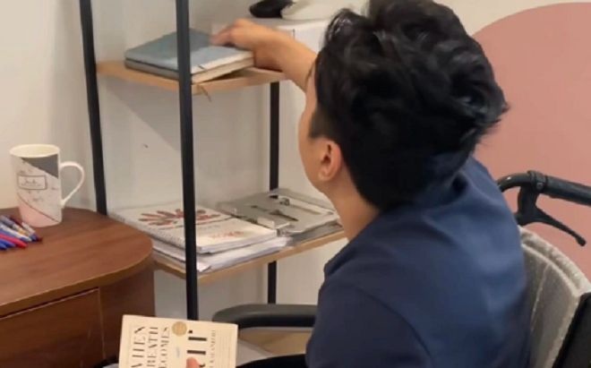 Xử phạt TikToker đi xe lăn 'tố bị đuổi khỏi quán phở' vì đăng thông tin sai sự thật