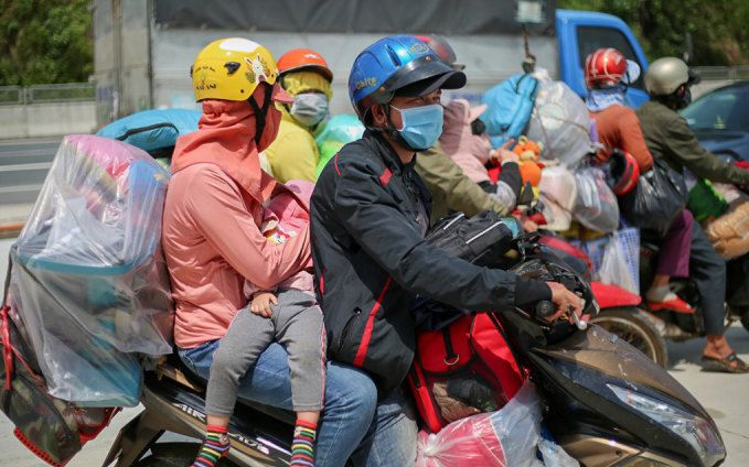 Vợ muốn thuê taxi đưa con nhỏ về quê nghỉ lễ, chồng đòi đi xe máy 100km để đỡ tốn tiền