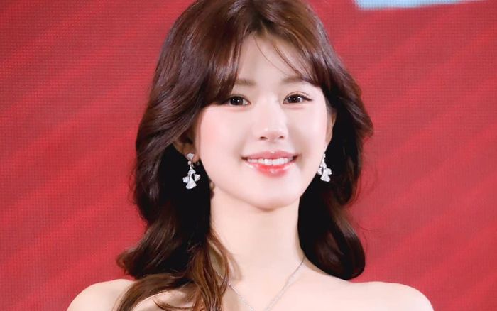 Triệu Lộ Tư khoe nhan sắc đẹp tựa đoá hồng, nổi bần bật giữa đám đông