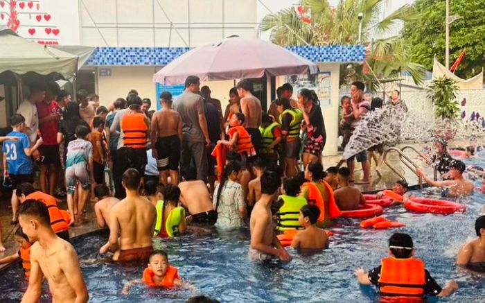 Một nam sinh đuối nước thương tâm ở bể bơi đông nghẹt người
