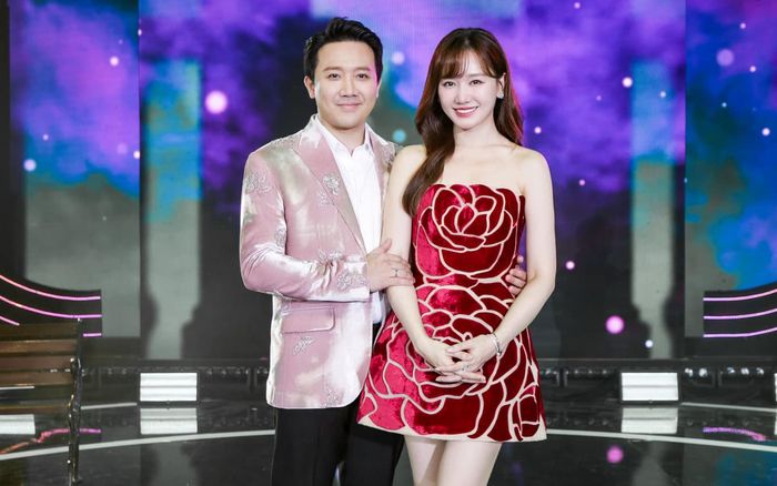 Hari Won gặp khó khăn trên sân khấu vì diện váy ngắn, Trấn Thành có hành động đầy 'ga lăng'