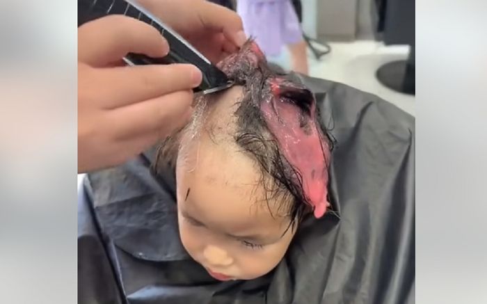 Bé gái được đưa đến tiệm để cạo trọc đầu, biết lý do dân tình được phen cười ngất