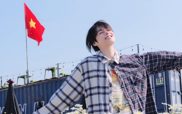 Hanbin Ngô Ngọc Hưng trong ngày 30/4: Khoe nhan sắc rạng ngời bên lá cờ Việt Nam