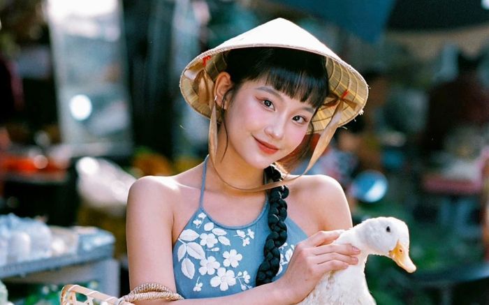 Nhan sắc cuốn hút của cô gái mẫu ảnh người Tày trong phim Lật Mặt 7
