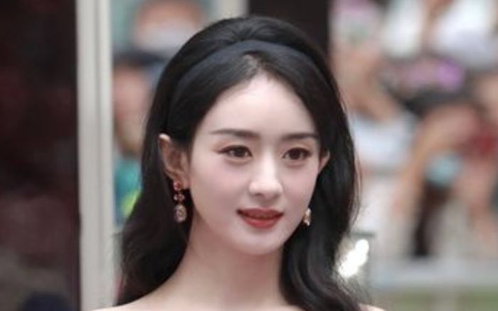 Triệu Lệ Dĩnh lộ clip ôm ấp thân mật một đàn em, soi ra mới thấy là nhân vật đặc biệt