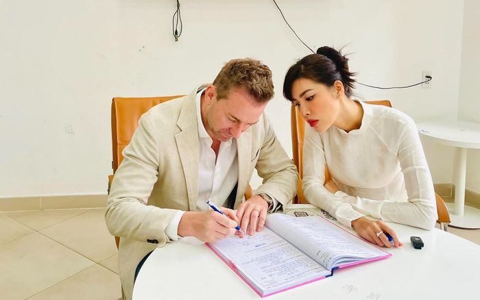 Minh Tú đăng ký kết hôn với bạn trai ngoại quốc, chính thức trở thành vợ chồng