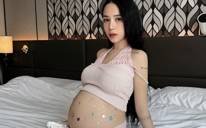 Ái nữ đại gia Minh Nhựa 'gây bão' với trend mới: Đính đá lên bụng bầu