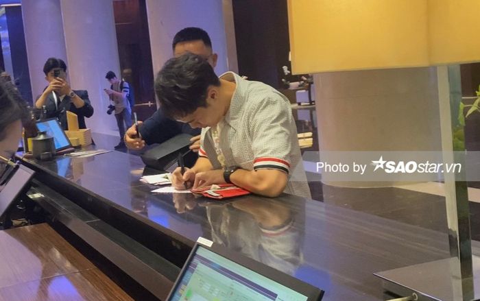 Hé lộ số tiền Văn Toàn mừng cưới Quang Hải