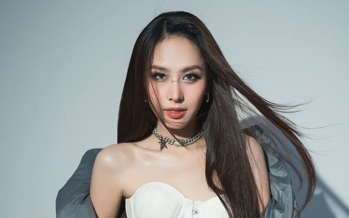 Cú 'quay xe' trong sự nghiệp của Á hậu Ngọc Hằng