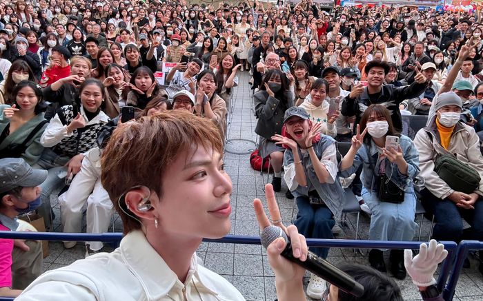 Sang nước ngoài biểu diễn, ERIK bất ngờ nhắc đến Đức Phúc và Hòa Minzy